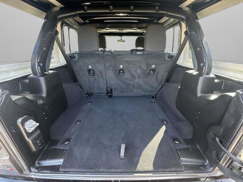 Used 2019 Jeep Wrangler Unlimited Sahara w/ Safety Group AWD/4WD image 25