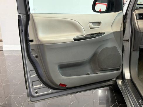 Used 2012 Toyota Sienna LE FWD image 7