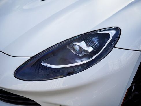 Used 2022 Aston Martin DBX image 4