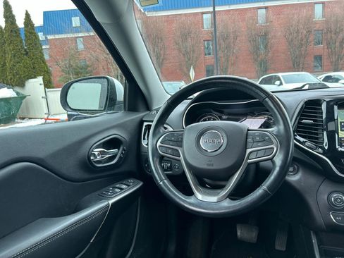 Used 2020 Jeep Cherokee Limited image 24