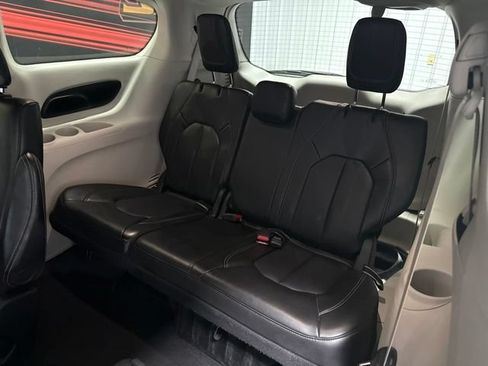 Used 2023 Chrysler Pacifica Touring-L FWD image 13