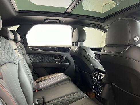 Used 2017 Bentley Bentayga image 23