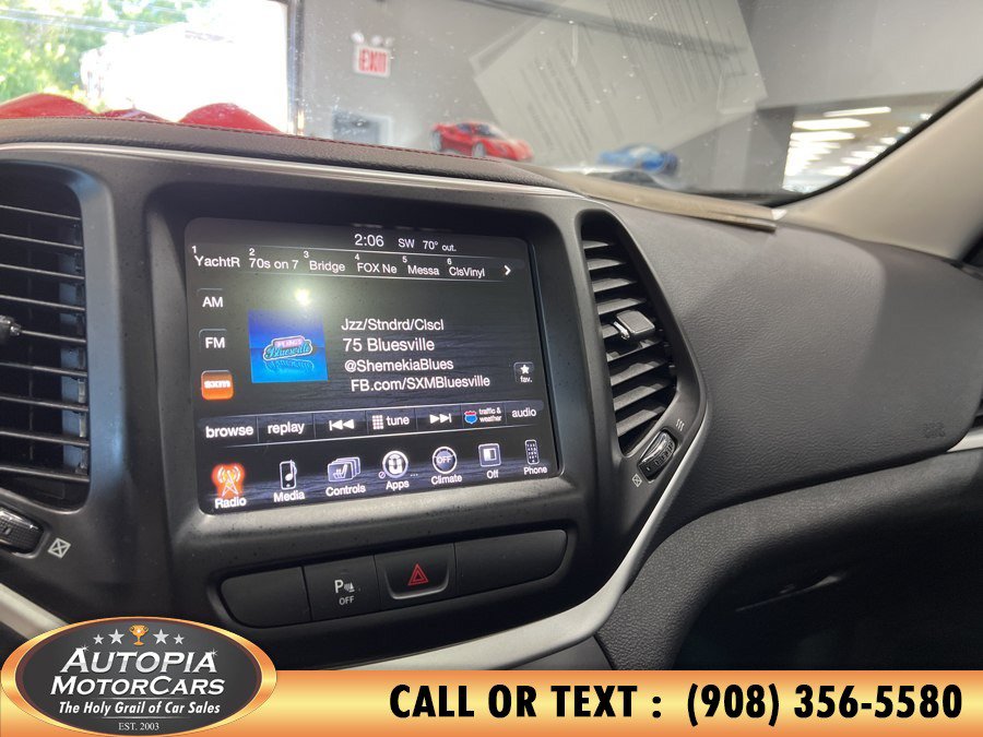 Used 2018 Jeep Cherokee Trailhawk AWD/4WD image 32