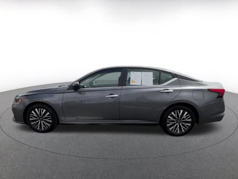Used 2025 Nissan Altima 2.5 SV FWD image 9
