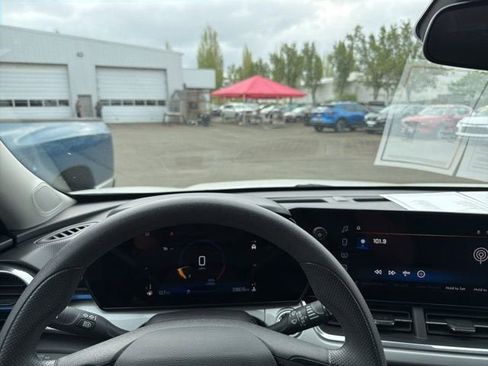 Used 2025 Chevrolet Trax LT FWD image 16