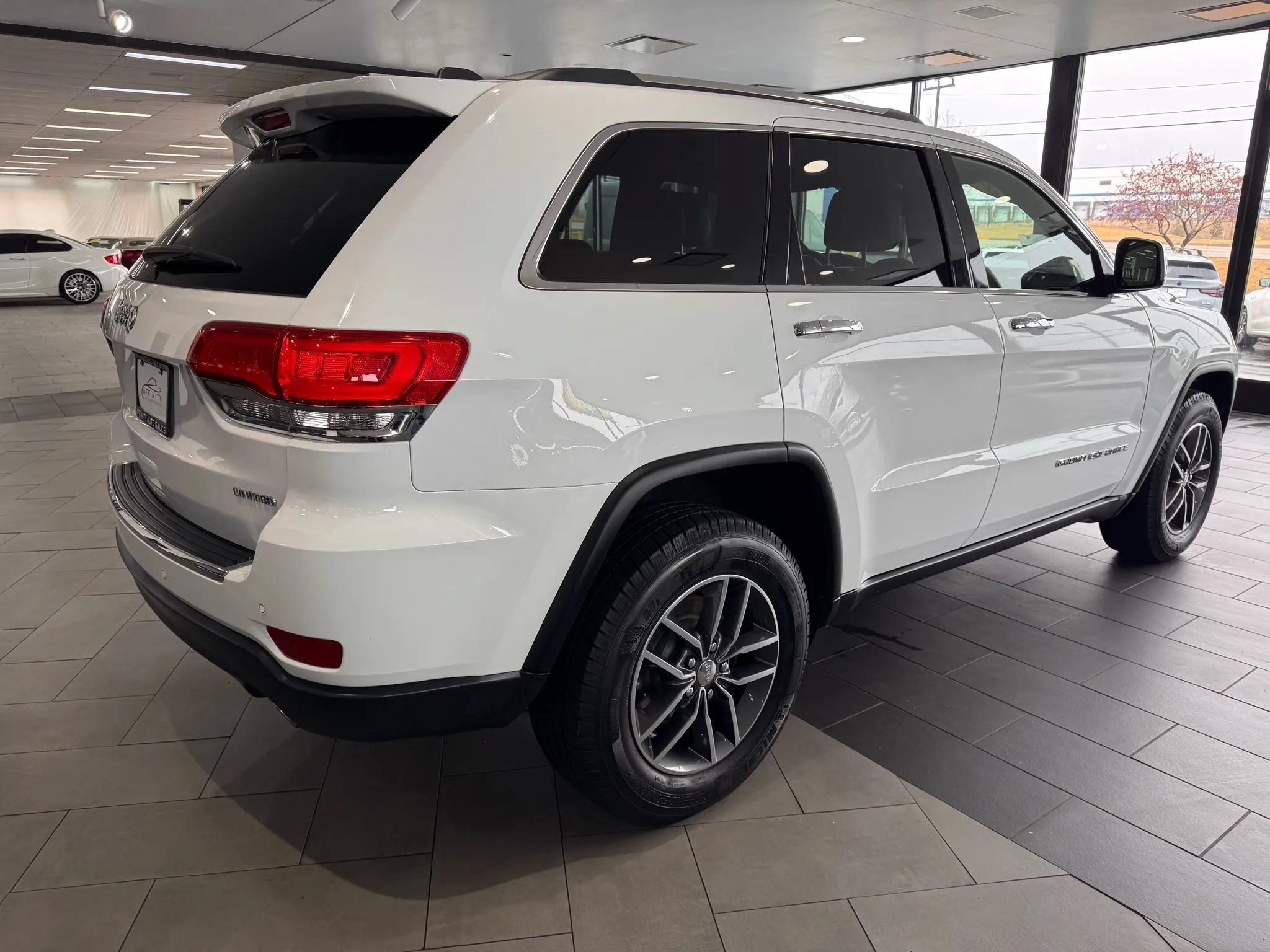 Used 2018 Jeep Grand Cherokee Limited AWD/4WD image 5