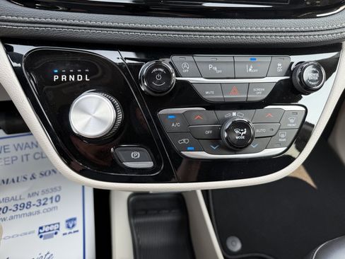 Used 2023 Chrysler Pacifica Touring-L FWD image 28