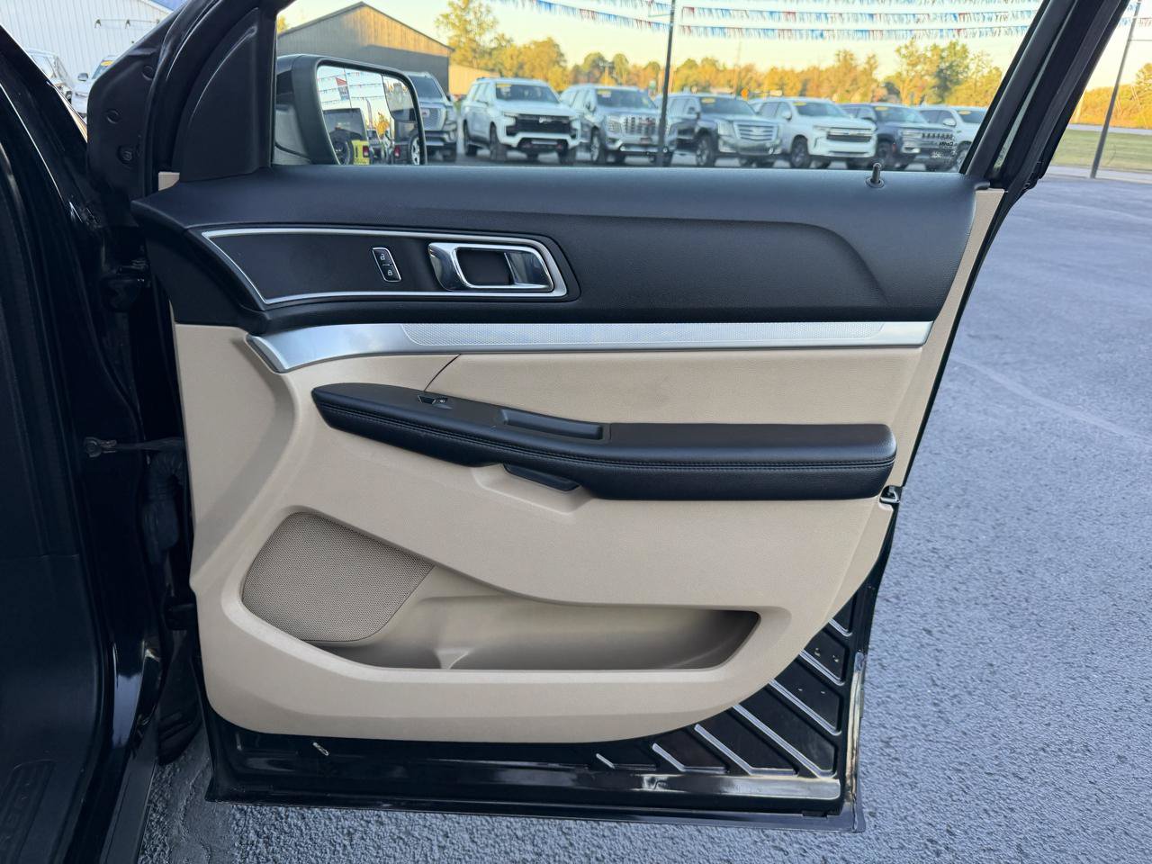 Used 2017 Ford Explorer XLT AWD/4WD image 23