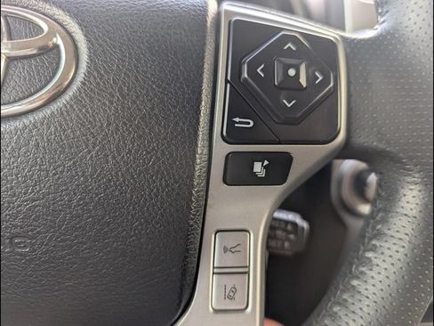 Used 2020 Toyota 4Runner SR5 AWD/4WD image 17