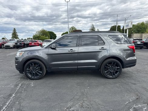 Used 2018 Ford Explorer XLT w/ Equipment Group 202A AWD/4WD image 2