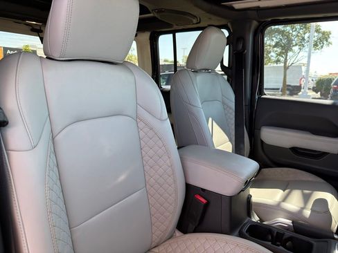 Used 2022 Jeep Wrangler Unlimited Sahara AWD/4WD image 35
