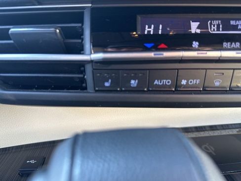 Used 2022 Toyota Sienna Limited image 13