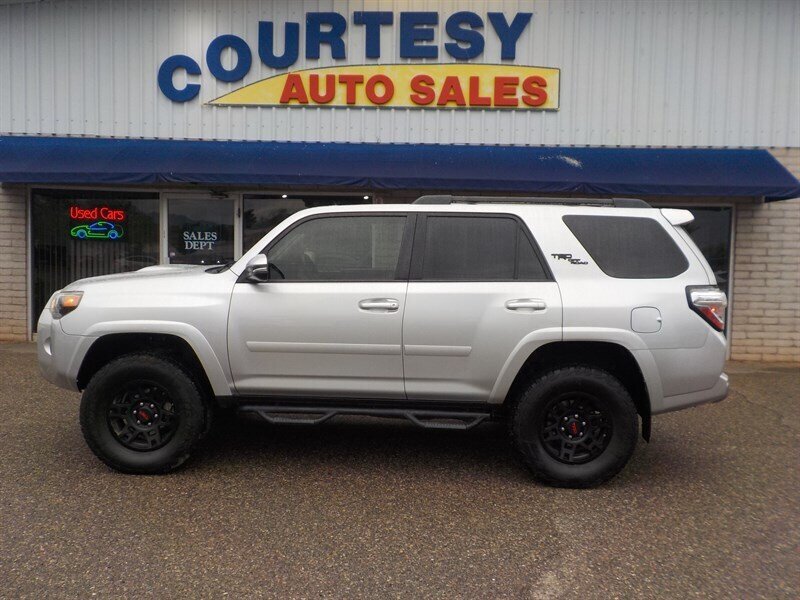 Used 2020 Toyota 4Runner TRD Off-Road Premium w/ Moonroof Package AWD/4WD image 6