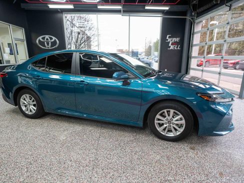 Used 2025 Toyota Camry LE image 5