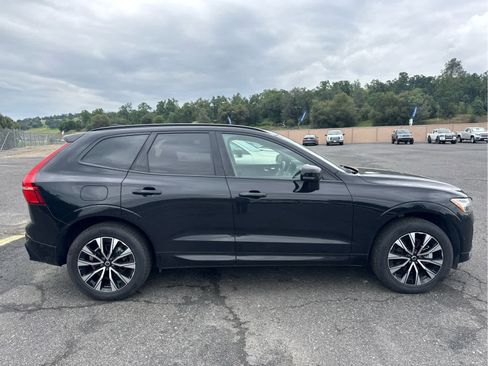 Used 2025 Volvo XC60 B5 Plus image 4