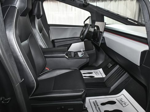 Used 2025 Tesla Cybertruck AWD Crew Cab image 63