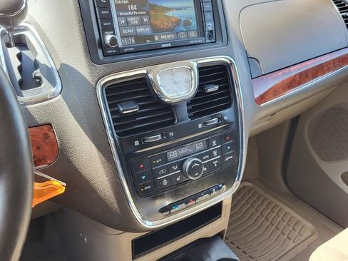 Used 2015 Chrysler Town & Country Touring w/ Driver Convenience Group image 8