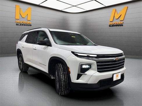 Used 2025 Chevrolet Traverse LT image 3