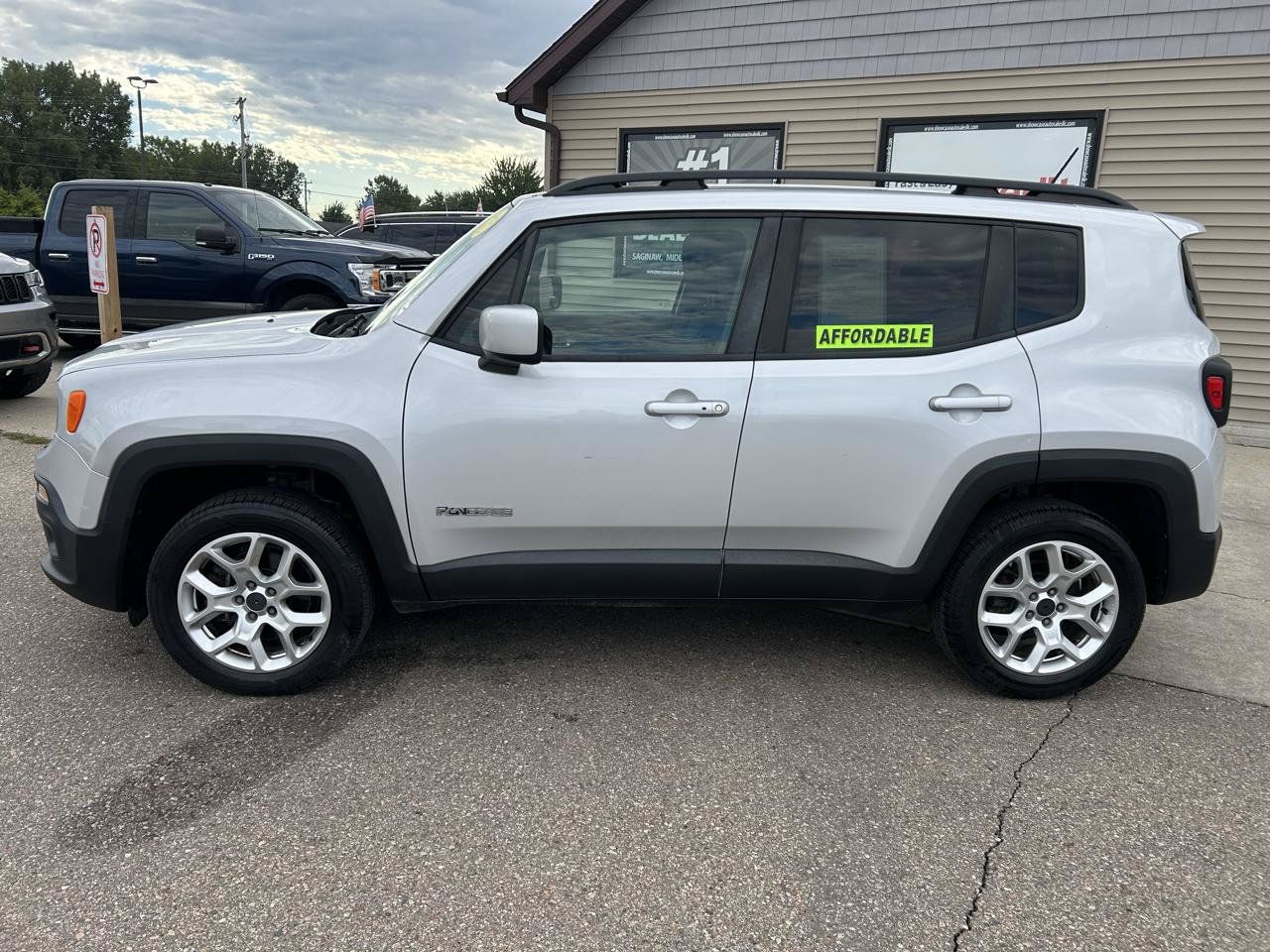 Used 2017 Jeep Renegade Latitude w/ Cold Weather Group AWD/4WD image 8
