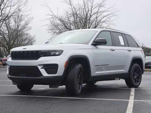 Used 2024 Jeep Grand Cherokee Altitude image 14