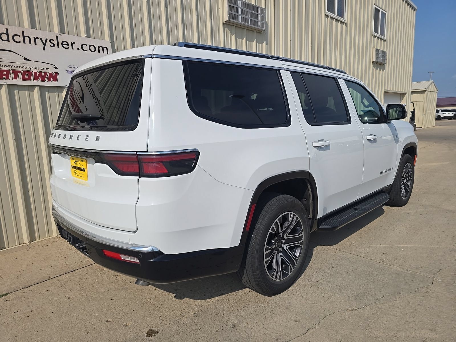 Used 2025 Jeep Wagoneer 4WD image 5