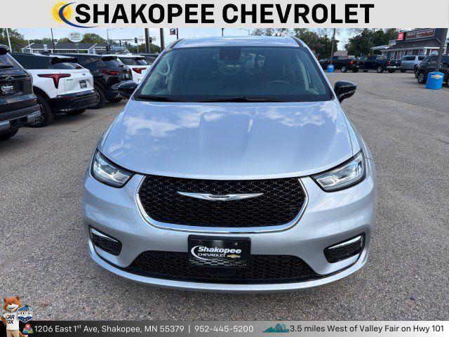 Used 2024 Chrysler Pacifica Touring-L FWD image 2