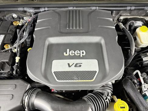Used 2015 Jeep Wrangler Unlimited Sahara w/ Connectivity Group AWD/4WD image 30