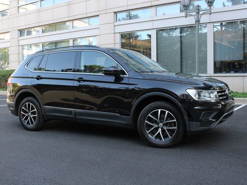 Used 2021 Volkswagen Tiguan SE image 3