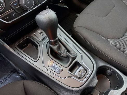 Used 2019 Jeep Cherokee Latitude w/ Popular Appearance Group FWD image 16