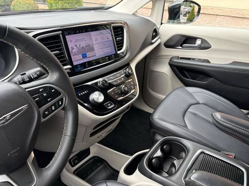 Used 2024 Chrysler Pacifica Touring-L FWD image 34