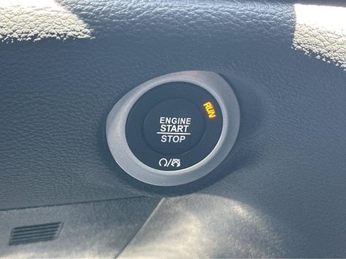 Used 2025 Chrysler Pacifica Select FWD image 24