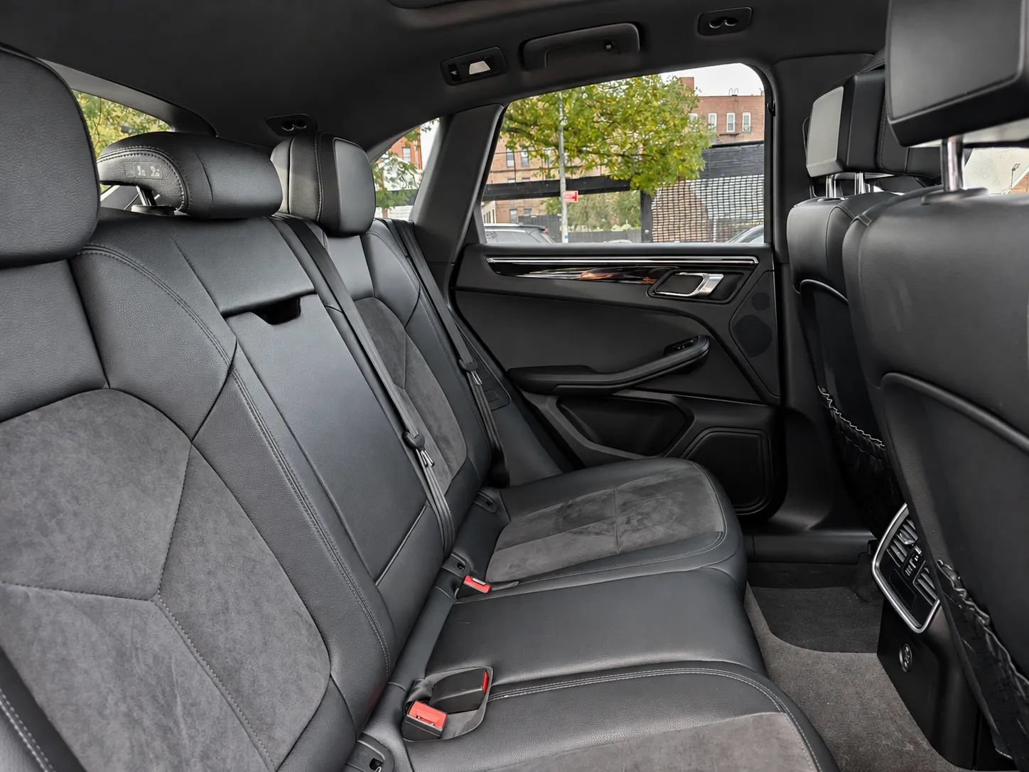 Used 2017 Porsche Macan AWD/4WD image 32