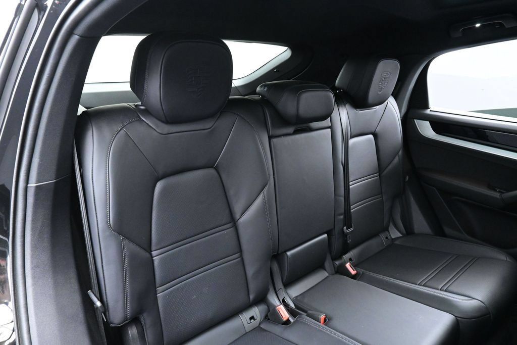 Certified 2025 Porsche Cayenne E-Hybrid Coupe AWD/4WD image 27