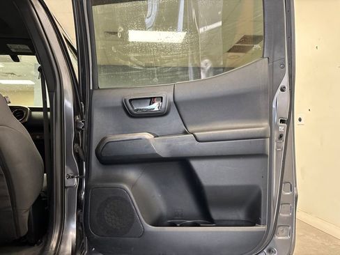 Used 2016 Toyota Tacoma TRD Sport image 16