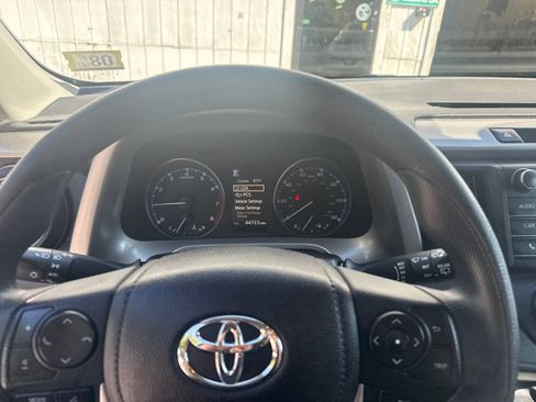 Used 2018 Toyota RAV4 LE AWD/4WD image 12