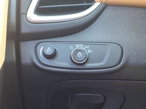 Used 2019 Chevrolet Trax LT w/ LT Convenience Package image 18