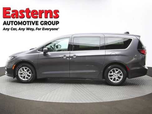Used 2023 Chrysler Pacifica Touring-L image 62