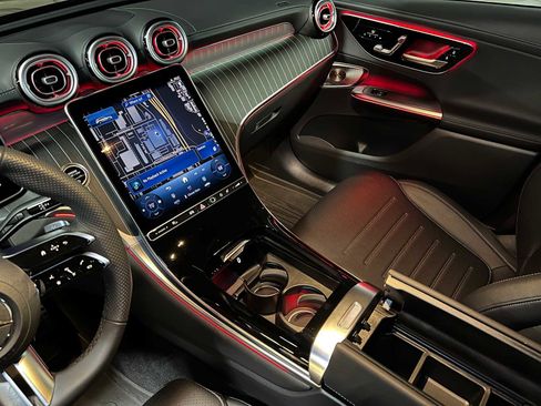 Used 2025 Mercedes-Benz GLC 300 4MATIC image 30