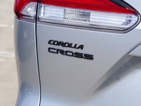 Used 2022 Toyota Corolla Cross LE w/ Moonroof Package FWD image 12