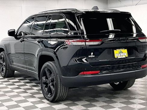 Used 2022 Jeep Grand Cherokee Altitude image 2