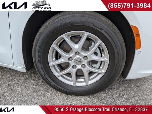 Used 2022 Chrysler Pacifica Touring-L w/ Uconnect Theater Family Group FWD image 11