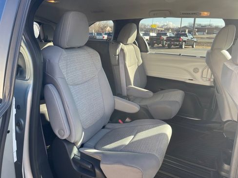 Used 2025 Toyota Sienna LE image 14