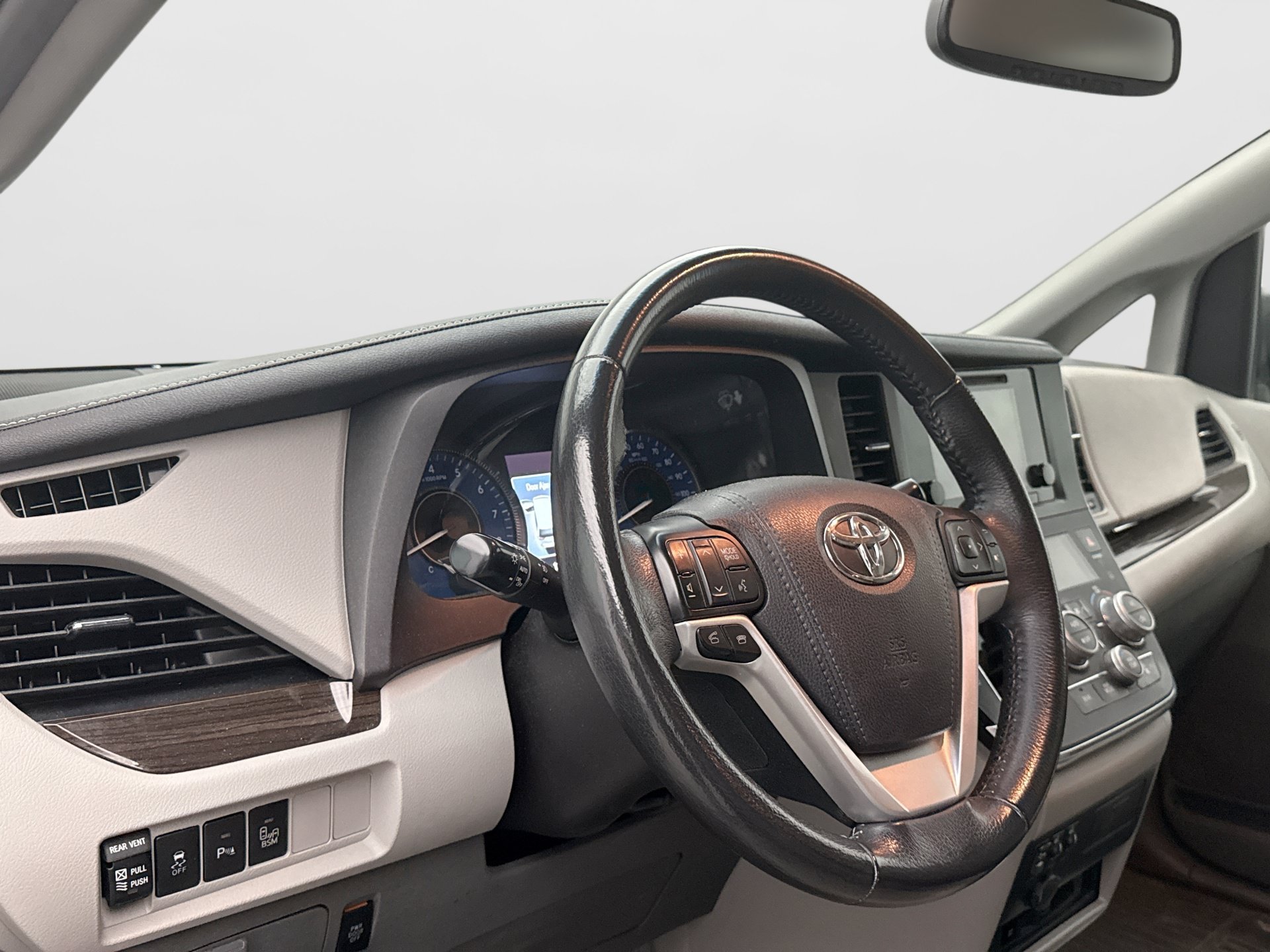 Used 2017 Toyota Sienna XLE Premium AWD/4WD image 7