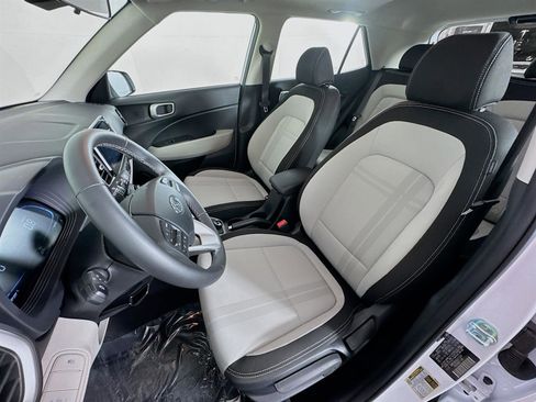 Certified 2025 Hyundai Venue SEL image 11