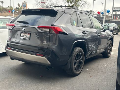 Used 2022 Toyota RAV4 SE w/ Convenience Package AWD/4WD image 3
