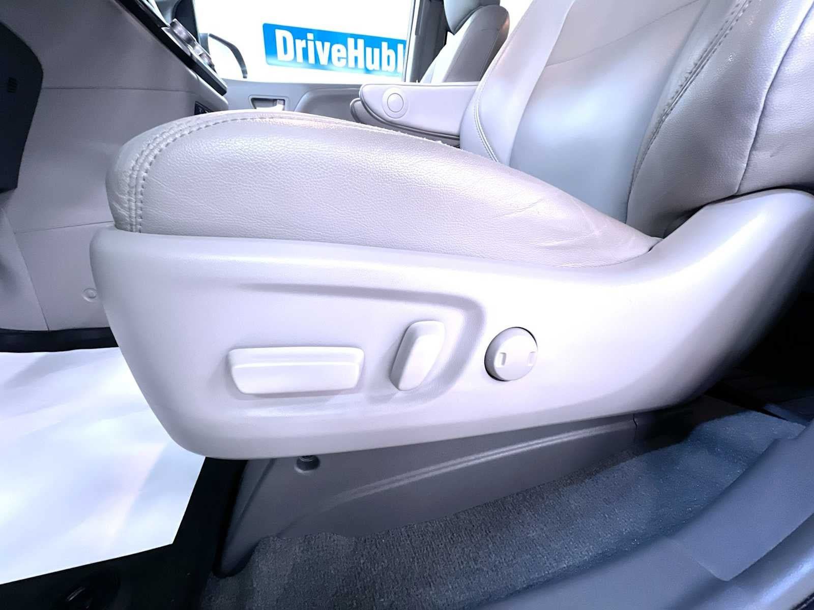 Used 2019 Toyota Sienna XLE w/ XLE Navigation Package FWD image 13
