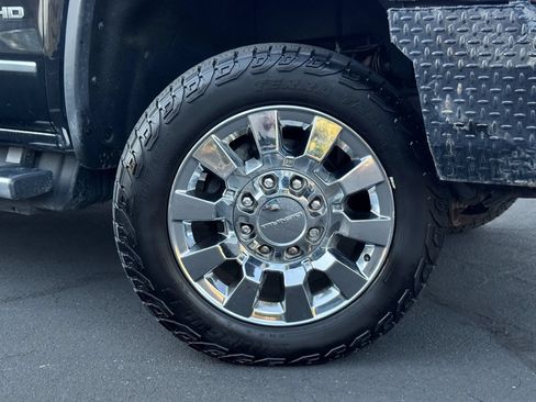Used 2017 GMC Sierra 2500 Denali w/ Duramax Plus Package AWD/4WD image 3
