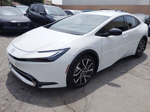 Used 2025 Toyota Prius Plug-In Hybrid FWD image 5