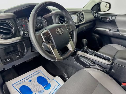 Used 2018 Toyota Tacoma SR5 AWD/4WD image 10