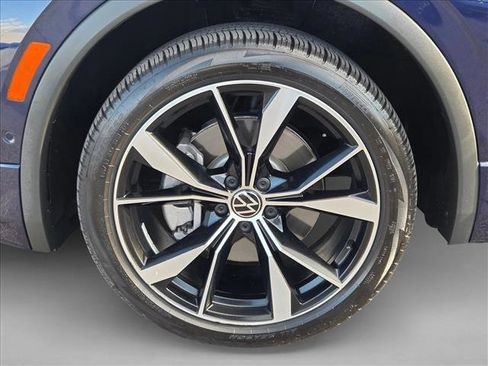 Certified 2022 Volkswagen Tiguan SEL R-Line image 23